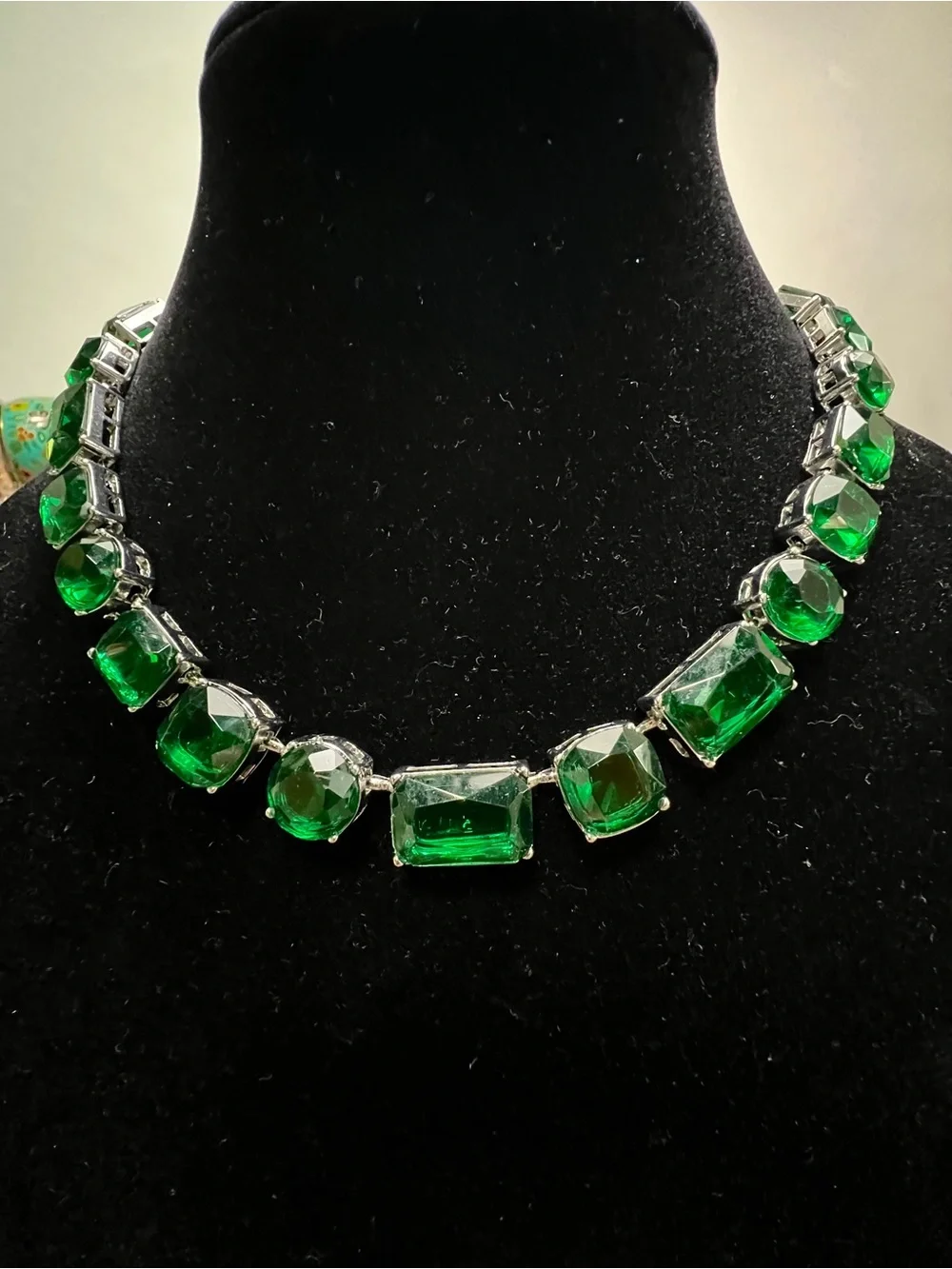 Vintage Emerald Green Crystal Necklace - Women Jewelry - Picture 4 of 5